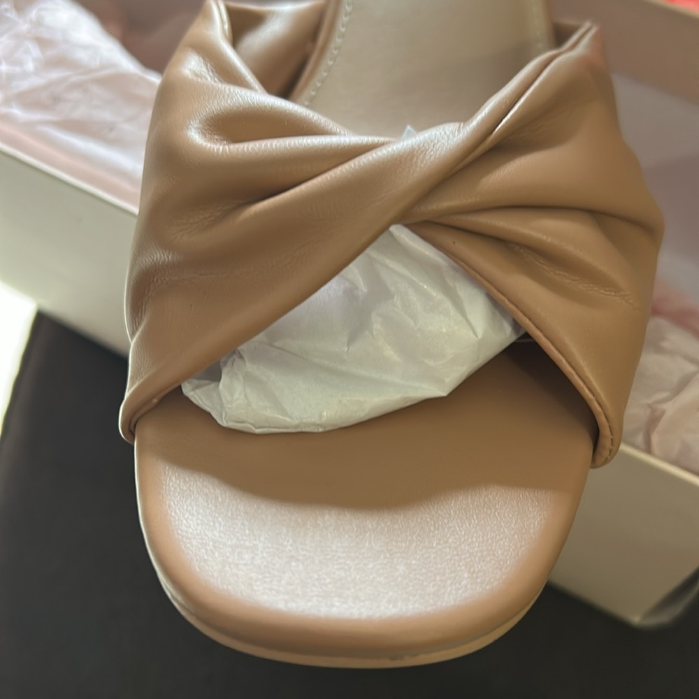 NWB 9 1/2…BCBG nude